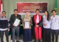Foto bersama Disdukcapil Bontang dan Pengadilan Negeri saat sidang ubah data masyarakat (dok Disdukcapil)