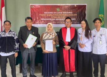 Foto bersama Disdukcapil Bontang dan Pengadilan Negeri saat sidang ubah data masyarakat (dok Disdukcapil)