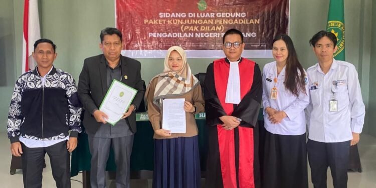 Foto bersama Disdukcapil Bontang dan Pengadilan Negeri saat sidang ubah data masyarakat (dok Disdukcapil)