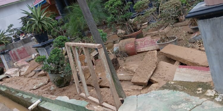 Kondisi Tembok warga roboh akibat hujan lebab di Bontang