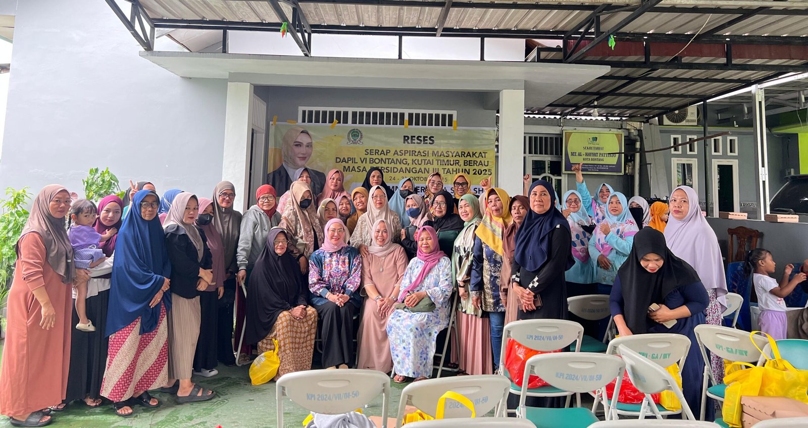 Foto bersama warga dengan Shemmy Permata Sari