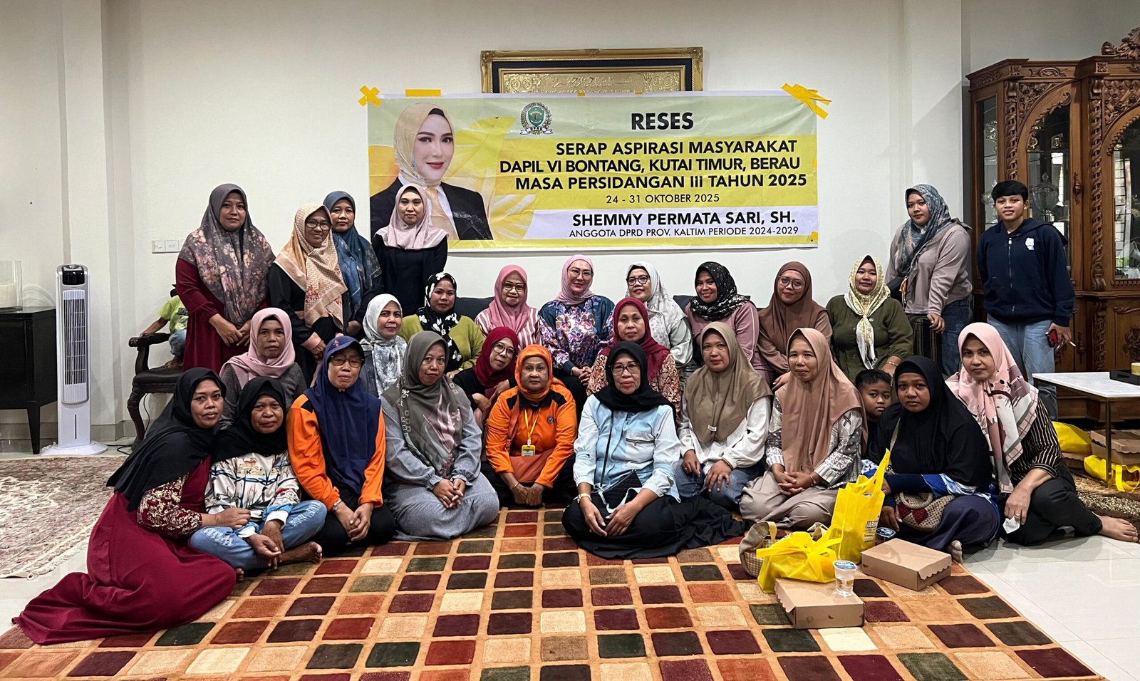 Anggota DPRD Kaltim, Shemmy Permata Sari lakukan foto bersama warga