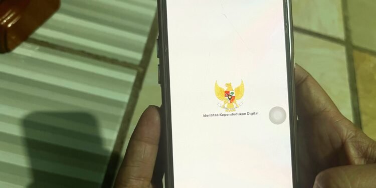 Masyarakat saat membuka aplikasi IKD pada smartphone