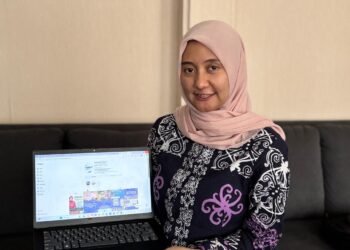 Aisyah perlihatkan nama akun media sosial instagram MPP Bontang