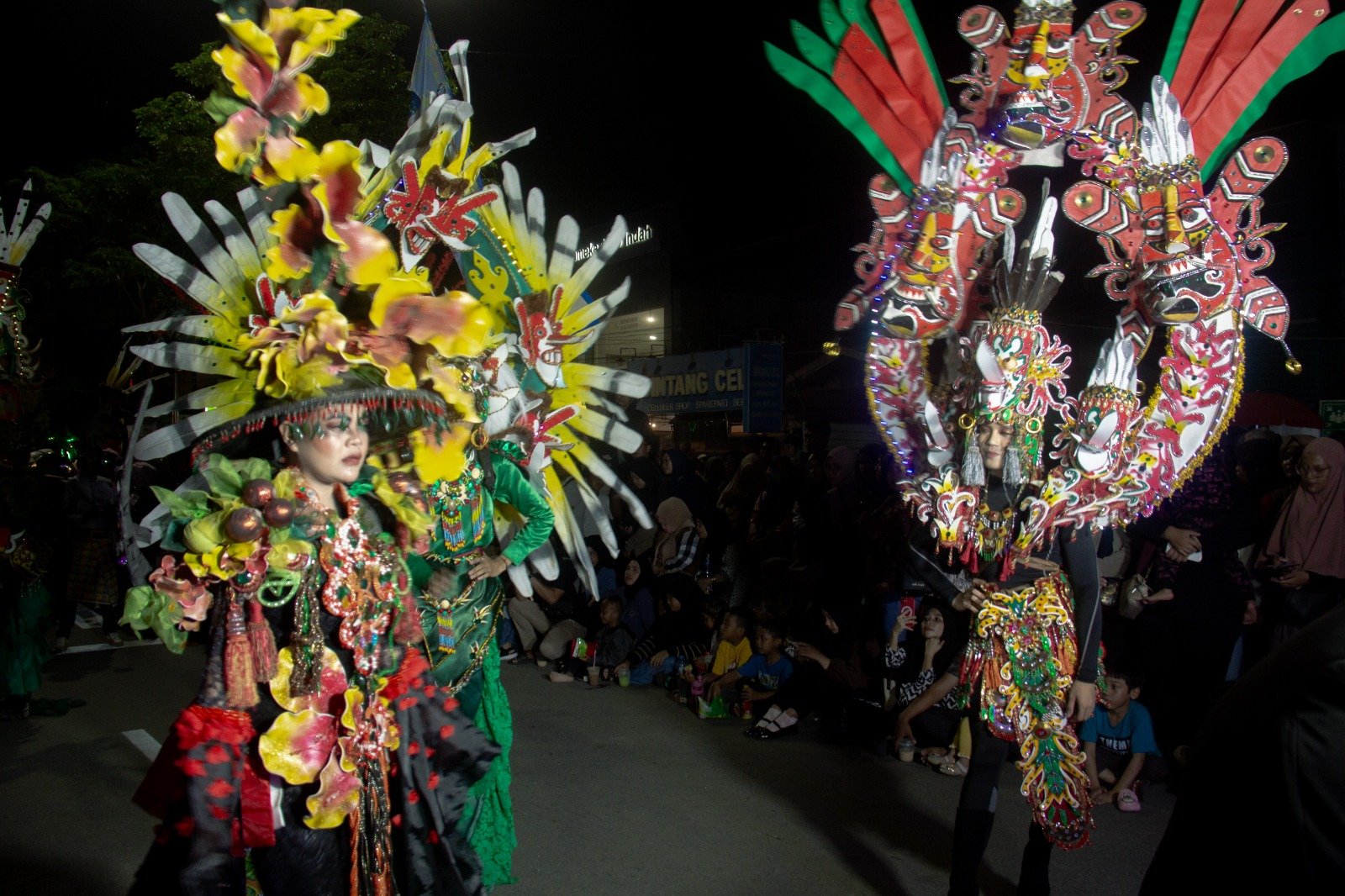 Penampilan kostum Dayak dari Disdukcapil Bontang saat Bontang City Carnival