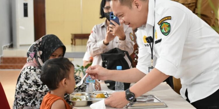 Kepala Perwakilan Kemendukbangga/BKKBN, Provinsi Kaltim, Nurizky Permanajati saat kunjungan di SPPG Kota Bontang.