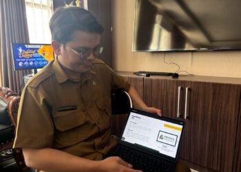 Sekretariat Umum dan Kepegawaian, Fauzi Achmad perlihatkan inovasinya