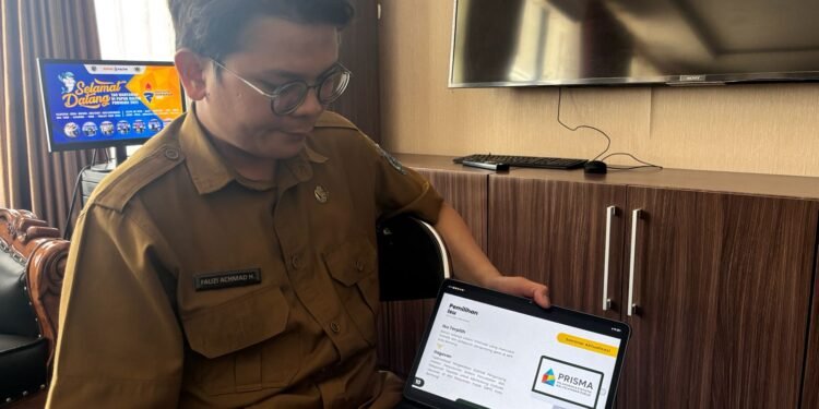 Sekretariat Umum dan Kepegawaian, Fauzi Achmad perlihatkan inovasinya