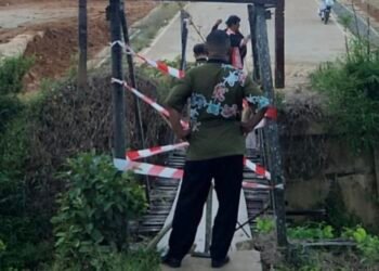 Kondisi jembatan tutup usai tercebur warga saat menghantar anaknya ke sekolah