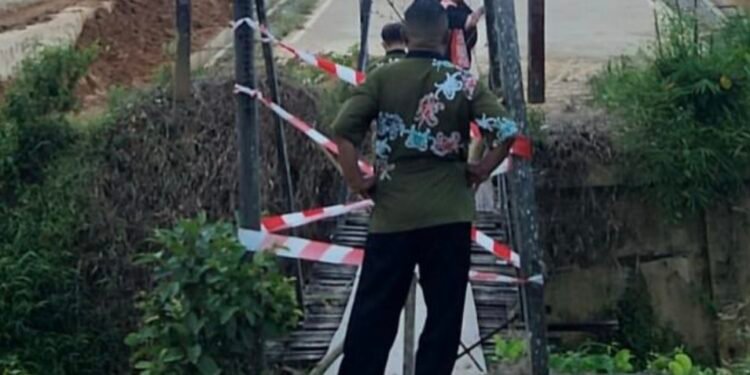 Kondisi jembatan tutup usai tercebur warga saat menghantar anaknya ke sekolah