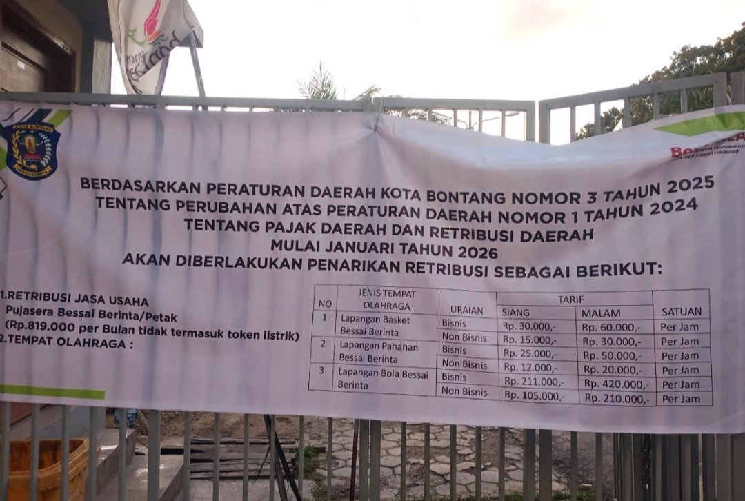 Spanduk bertuliskan rencana penarikan retribusi di Lapangan Bessai Berintai