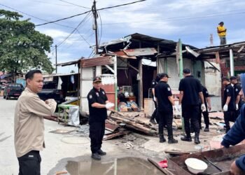 Petugas Menertibkan Bangunan Liar di Kawasan Pelabuhan Loktuan