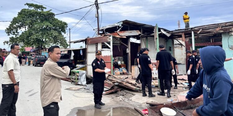 Petugas Menertibkan Bangunan Liar di Kawasan Pelabuhan Loktuan