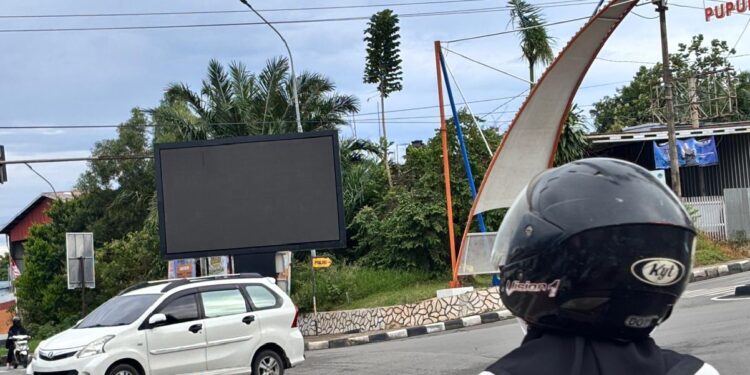 Videotron yang berada di Simpang Empat Loktuan