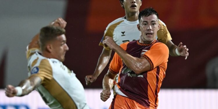Perebutan bola pemain Borneo FC dengan Dewa United Fc. (Dok: Facebook Borneo Fc)