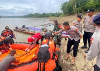 Polres Kutai Barat Evakuasi Korban Kecelakaan Kapal di Sungai Mahakam
