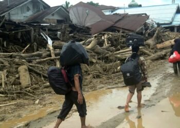 Kondisi rumah yang rusak akibat banjir di Kecamatan Batang Toru, Kabupaten Tapanuli Selatan, Sumatera Utara
