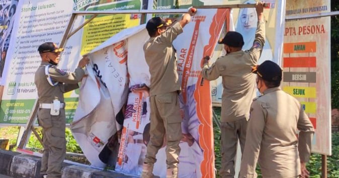 Ilustrasi kegiatan penertipan Izin Reklame