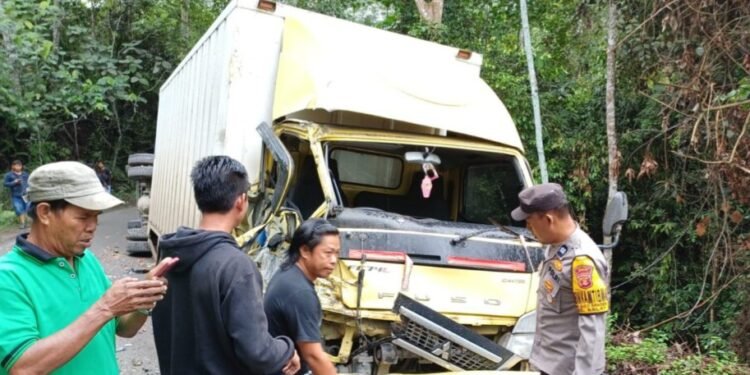 Polres Berau lakukan olah TKP, Kecelakaan Dua Truk di Kelay