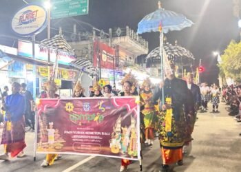 Penampilan kolaborasi DPMPTSP Bontang dan Paguyuban Semeton Bali di Bontang City Carnival 2025