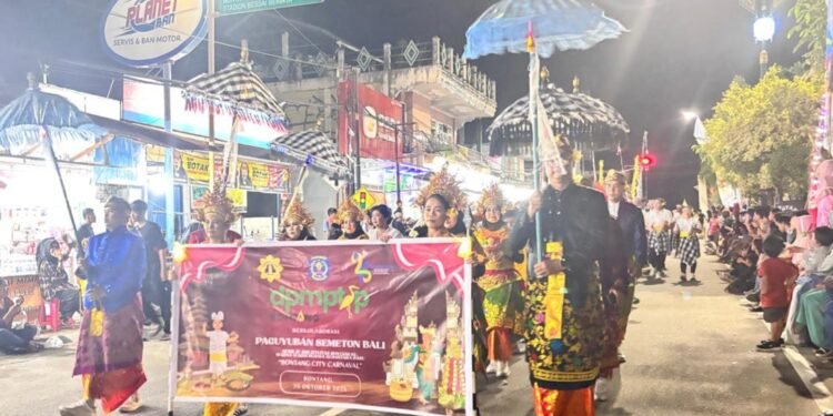 Penampilan kolaborasi DPMPTSP Bontang dan Paguyuban Semeton Bali di Bontang City Carnival 2025