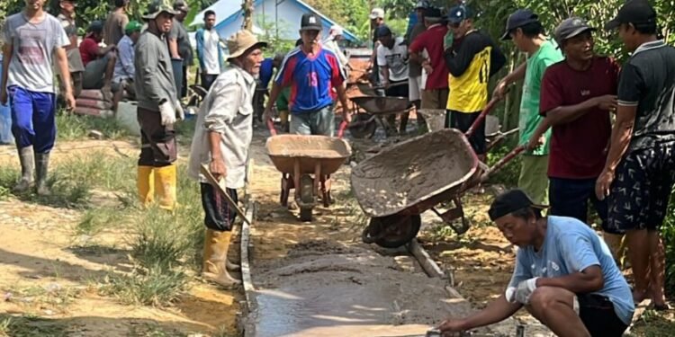 Warga Bukit Pasir, Kampung Masdarling, menggelar aksi gotong royong memperbaiki jalan