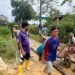 Gotong royong warga Bukit Pasir, Kampung Masdarling, soal perbaikan jalan permanen.