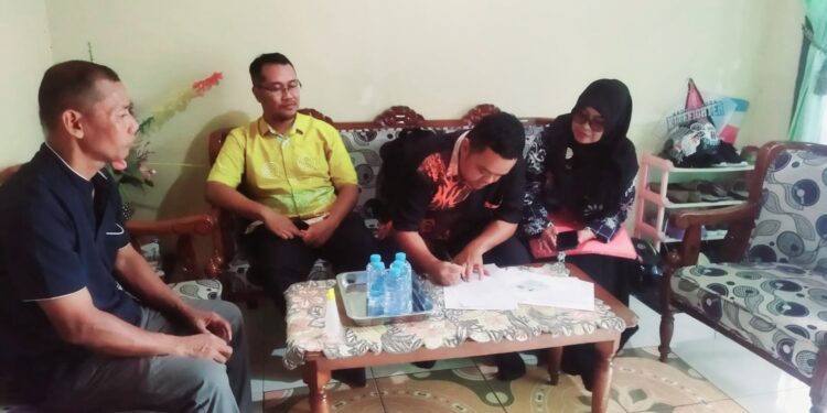 Salah satu kunjungan ke rumah warga Disdukcapil Bontang dengan program Belasungkawa