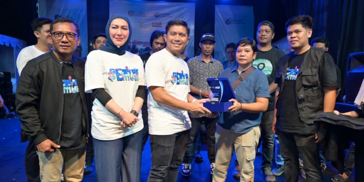 Ketua DPRD Bontang Andi Faizal didampingi istrinya yang juga DPRD Kaltim memberikan penghargaan kepada komunitas IPLB