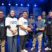 Ketua DPRD Bontang Andi Faizal didampingi istrinya yang juga DPRD Kaltim memberikan penghargaan kepada komunitas IPLB
