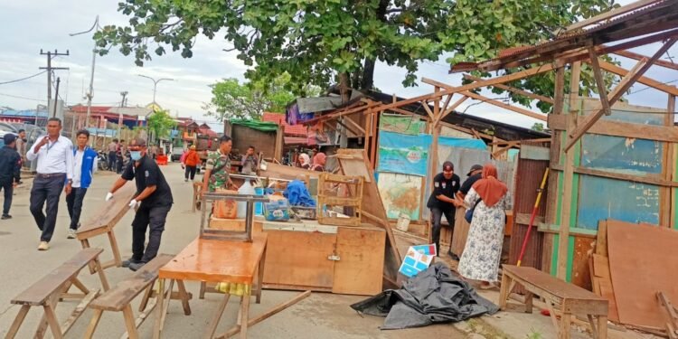 Unsur gabungan Pemkot lakukan pembokaran bangunan pedagang
