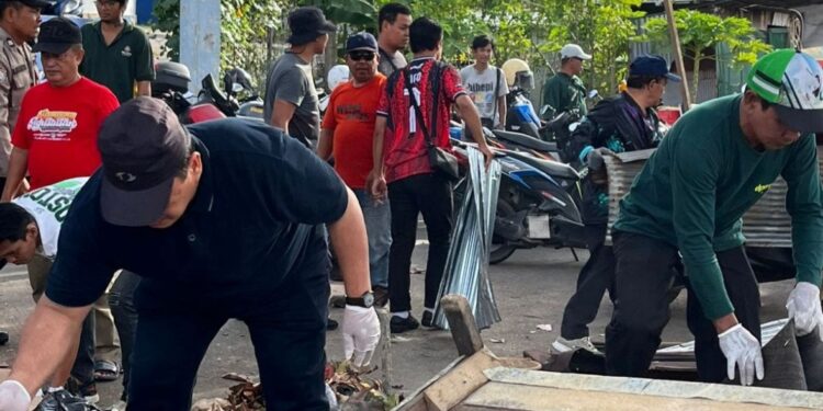 Pegawai DPMPTSP turun dalam kegiatan Jumat bersih di Kelurahan Loktuan