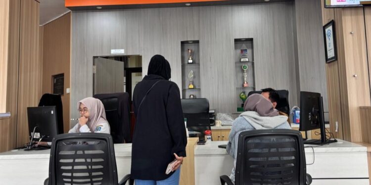 Pelayanan di Kantor Dinas Penanaman Modal dan Pelayanan Terpadu Satu Pintu, Bontang.