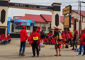 Ratusan anggota Tariu Borneo Bangkule Rajakng (TBBR) memadati halaman depan Polres Kutai Barat,