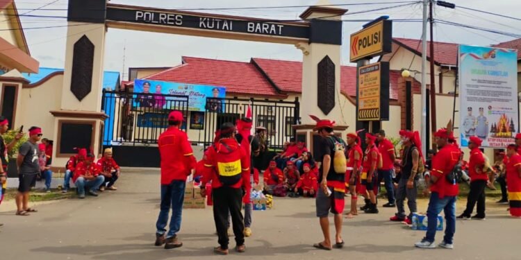 Ratusan anggota Tariu Borneo Bangkule Rajakng (TBBR) memadati halaman depan Polres Kutai Barat,