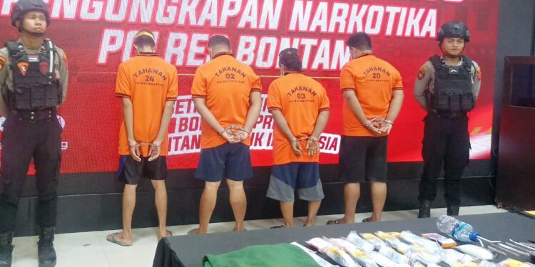 Konferensi pers Polres Bontang menangkap empat pelaku dugaan narkoba.