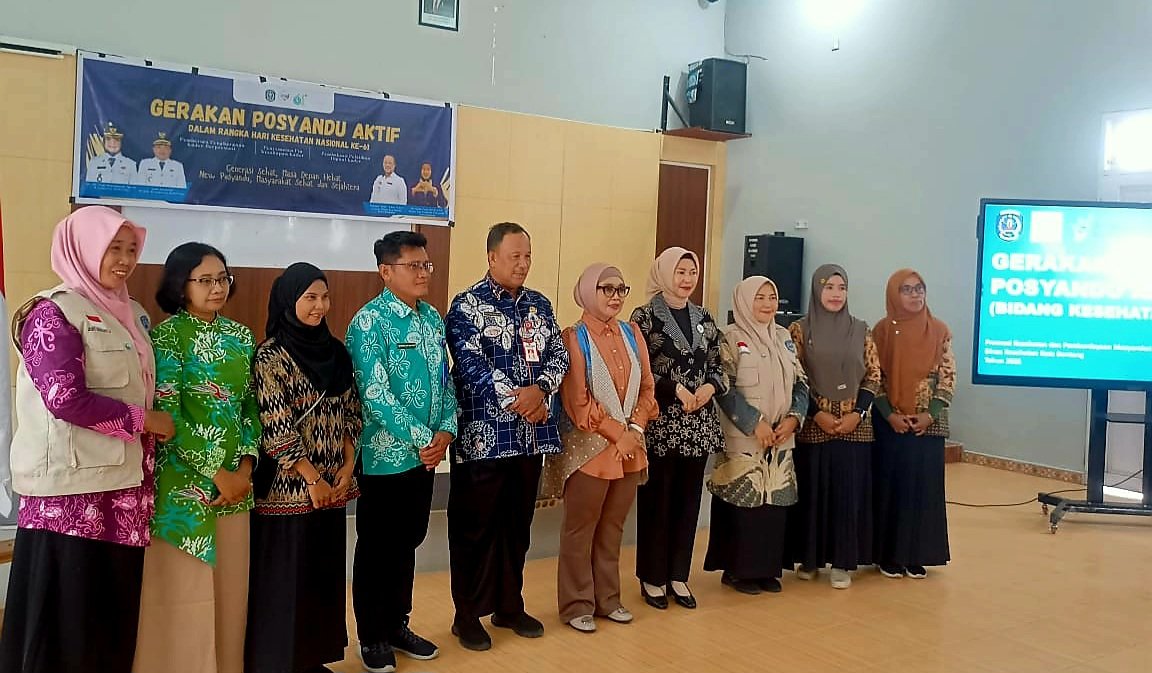 Foto bersama Wali Kota Bontang Neni, Kepala Dinkes dan jajaran para staf