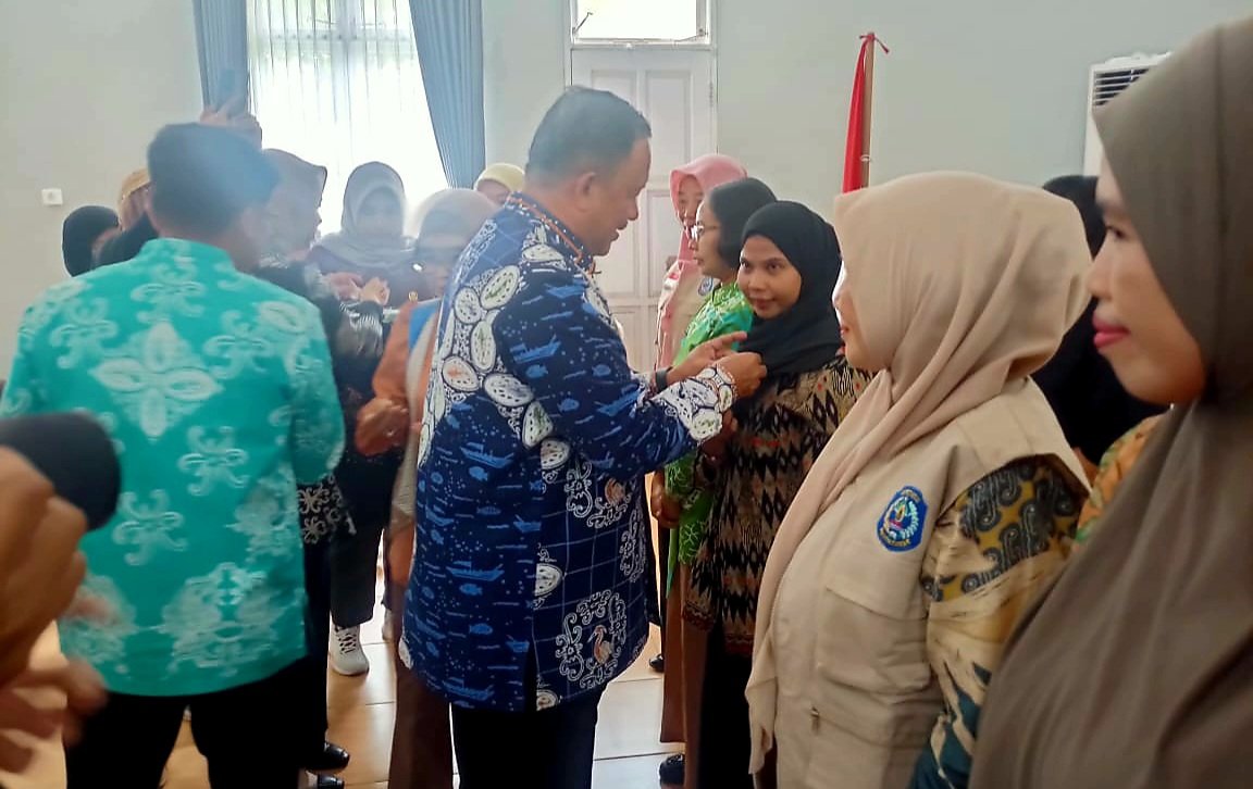 Kepala Dinkes Bontang Bahthiar Mabe lakukan penyematan tanda kecakapan kaderdan penyerahan hadiah lomba kader berprestasi terinovasi di kegiatan gerakan posyandu aktif