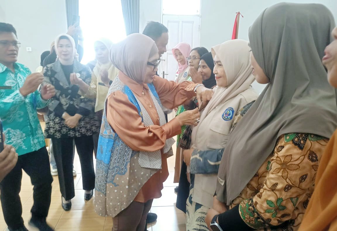 Wali Kota Bontang Neni Moerniaeni lakukan penyematan tanda kecakapan kaderdan penyerahan hadiah lomba kader berprestasi terinovasi di kegiatan gerakan posyandu aktif