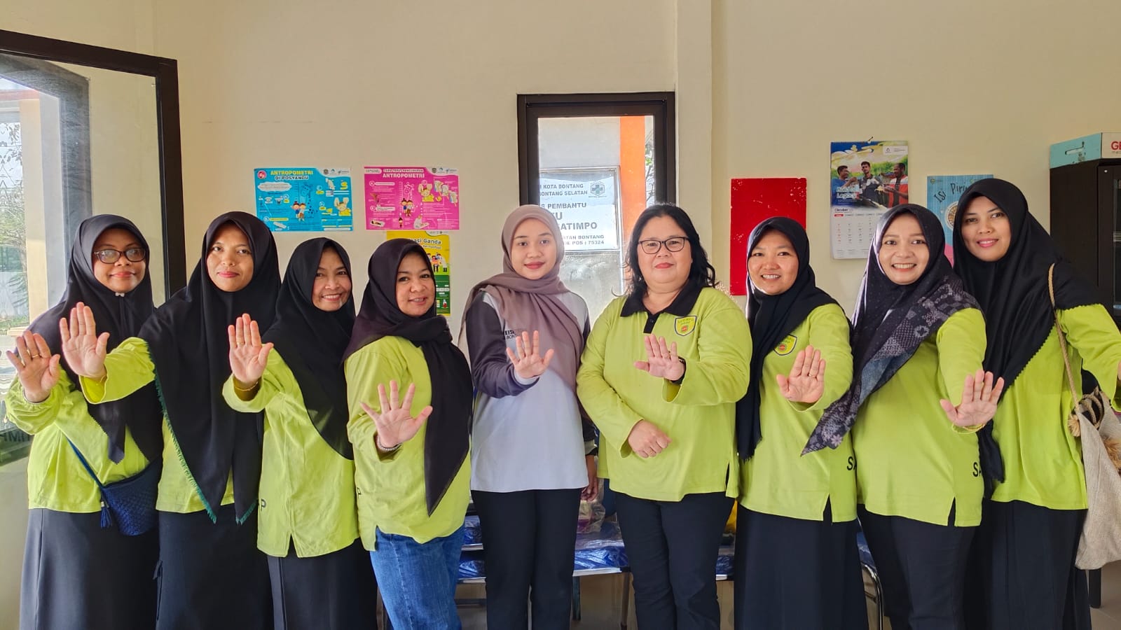 Foto bersama para pengurus posyandu usai operasi timbang di Nusa Indah 3, Kelurahan Satimpo