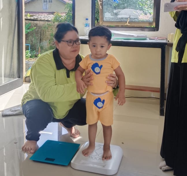 Operasi timbang di Posyandu Nusa Indah 3, Kelurahan Satimpo