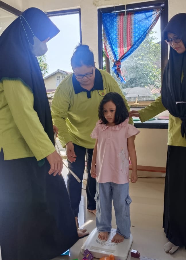 Operasi timbang di Posyandu Nusa Indah 3, Kelurahan Satimpo