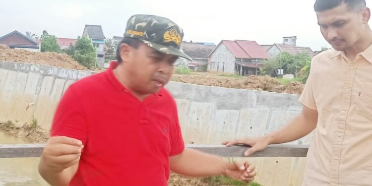 Wakil Wali Kota Bontang, Agus Haris saat di wawancara wartawan usai sidak proyek turap di Bontang
