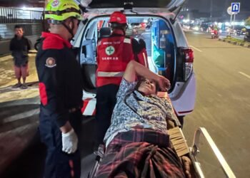 Damkar Bontang Evakuasi korban kecelakaan