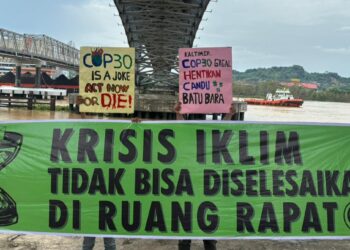 Aksi penolakan terhadap kerusakan lingkungan yang digelar di area Sungai Mahakam (dok: XR Kaltim Bunga Terung)