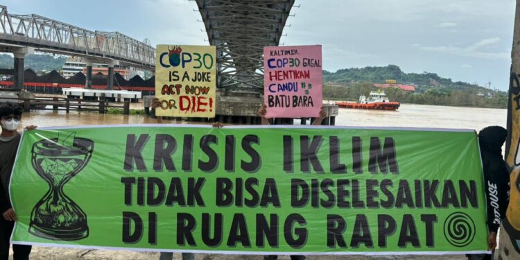 Aksi penolakan terhadap kerusakan lingkungan yang digelar di area Sungai Mahakam (dok: XR Kaltim Bunga Terung)