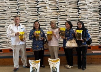 Bidang Ketahanan Pangan Dinas Ketahanan Pangan, Perikanan, dan Pertanian (DKP3) Bontang, lakukan pemeriksaan bantuan pangan di gudang Perum Bulog Samarinda pada Senin (17/11/2025).