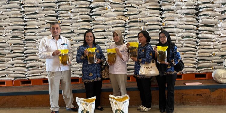 Bidang Ketahanan Pangan Dinas Ketahanan Pangan, Perikanan, dan Pertanian (DKP3) Bontang, lakukan pemeriksaan bantuan pangan di gudang Perum Bulog Samarinda pada Senin (17/11/2025).