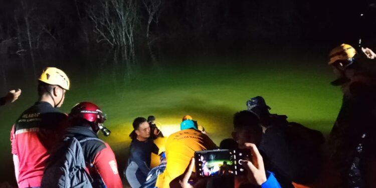 Proses evakuasi korban anak-anak yang meninggal tenggelam di Waduk Kilometer 8, Kelurahan Batu Ampar, Kecamatan Balikpapan Utara, Senin 17 November 2025 (dok: Han/katakaltim)