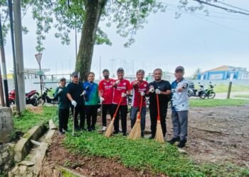 Sejumlah pegawai DPM-PTSP turun langsung menyingkirkan sampah di Kelurahan Satimpo